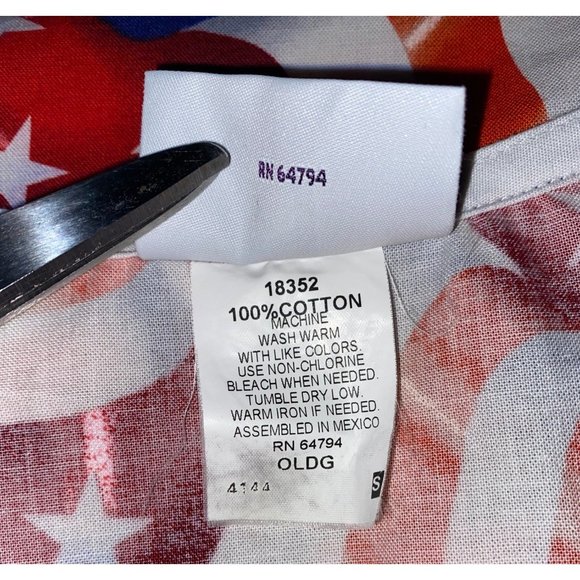 Peaches Patriotic Flag Medical V Neck Scrub Top - Picture 4 of 8